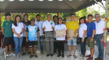 ALBUM: Sebastian (enam kiri) bergambar bersama pengurus pasukan renang yang turut serta pada Kejohanan Renang Jemputan KRP Ke-7 di kolam renang KRP Lutong, Ahad lalu.
