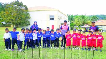 ALBUM: Pasukan Bola Sepak Prasekolah SK. Pekan Keningau II (kiri) manakala Pasukan Bola Sepak Prasekolah SK. Ambual (kanan).