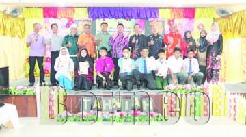 PENERIMA Anugerah MAKAS SMK Lajau 2018 bersama Ishak Aku Abdul Rahman (enam kiri), Mohd Jamatin (enam kanan), Awang Marten (empat kanan), ASP Lee Chee Yong (lima kanan), Tapa Jani (lima kiri) dan Nor Ain Mohammed (hujung kanan).