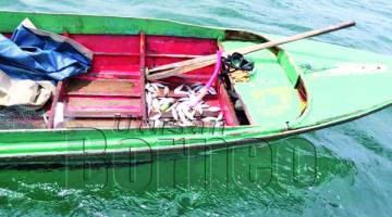 BOM IKAN: Perahu dan muatan yang dibawa kedua-dua suspek turut ditahan untuk proses siasatan.