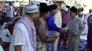 Mohd Shafie bersalaman bersama jemaah dari sekitar Pekan Semporna hari ini selepas menunaikan Solat Sunat Aidiladha di perkarangan Masjidul Rahman Pekan Semporna yang bermula sekitar jam 7.30 pagi. - Gambar Bernama 