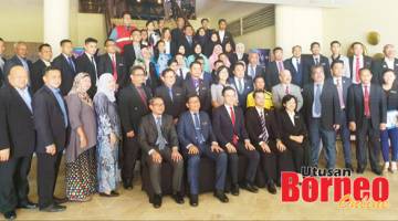 KENANGAN: Peserta Persidangan Majlis Perundingan Belia Negeri Sabah merakamkan kenangan bersama Phoong (duduk tengah) dan jawatankuasa penganjur.