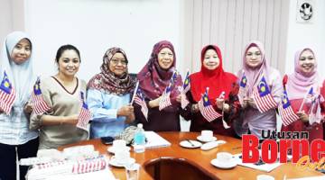 KIBAR JALUR GEMILANG: Mizma (dari kanan), Redonah, Amisah, Azizah, (dari kiri) Fifila, Fahzean dan Surinam mengibar Jalur Gemilang selepas mempengerusikan Mesyuarat Biro Politik yang pertama di Bilik Mesyuarat Bangunan PPS Sembulan semalam.