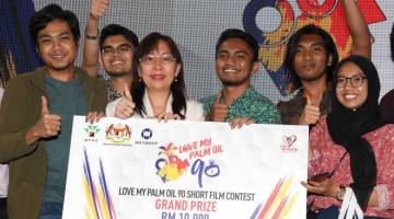 TAHNIAH: Teresa (tiga kiri) bergambar kenangan dengan pemenang utama pertandingan filem pendek pada Majlis Penyampaian Hadiah ‘Love Palm Oil 90 ShortFilm Contests’ di Putrajaya, semalam. — Gambar Bernama