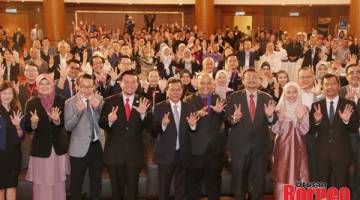 GAMBAR KENANGAN: Shafie (lima kanan), Taufiq (empat kanan) bersama tetamu kehormat lain merakamkan gambar kenangan bersama rakan-rakan strategik UMS.