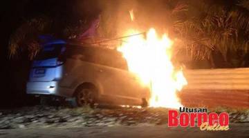 TERBAKAR: Sebuah kereta terbakar selepas terbabas dan melanggar gerai kanopi tempat menjual sayur dan buah di tepi jalan Batu 7 Jalan Apas Tawau.