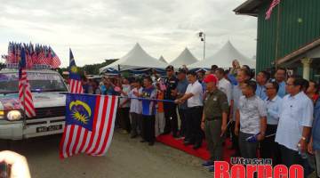 LEPAS: Ewon melepaskan kenderaan Konvoi Kembara Merdeka Jalur Gemilang Peringkat Daerah Kota Belud.