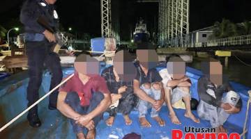 TAHAN: Sepuluh nelayan asing ditahan oleh pasukan polis marin dalam pemeriksaan dua kapal nelayan.