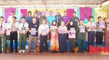 KENANGAN: Azizah merakamkan gambar kenangan bersama sebahagian penerima sijil dalam Majlis Penutupan Karya Pilihan Tahunan Negeri Sabah 2019 di SMK Kota Klias.