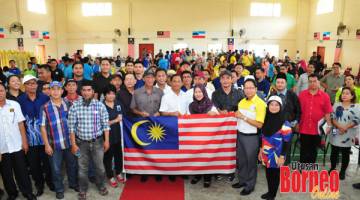 GAMBAR KENANGAN: Jaujan (tengah) bersama tetamu kehormat lain merakamkan gambar kenangan pada majlis berkenaan.