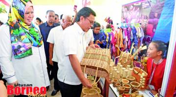 SHAFIE (kanan) melawat gerai pameran usahawan yang menyertai KUD peringkat negeri Sabah di sini semalam. Turut kelihatan Rina (kiri).