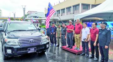 PELEPASAN : Mamun, Amrullah Kamal dan Hazani memulakan pelepasan konvoi.