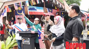 BERKOBAR SEMANGAT: Mohd Ayub ketika menyampaikan ucapan yang membangkitkan semangat patriotik. Turut kelihatan Hendry, Patrick dan Rozita.