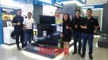 CANGGIH: (Dari kiri) Albert, Chong, Elizabeth dan Jack bergambar bersama Samsung QLED TV.