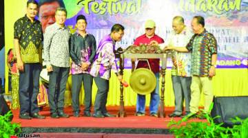 RASMI: Arifin menyempurnakan simbolik perasmian Festival Sandakan Peringkat Negeri Sabah 2019.