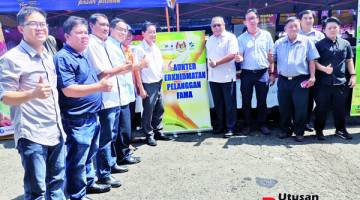 SOKONG: Jimmy (tengah) dan Zainal (lima dari kanan) memberikan sokongan kepada program berkenaan.