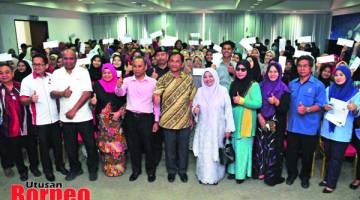 BAGUS: Jaujan (tengah) bersama tetamu kehormat lain menunjukkan tanda bagus sambil merakamkan gambar kenangan bersama para penerima.