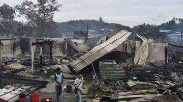 MUSNAH: Keadaan kira-kira 60 rumah di Kampung Otentik yang musnah dalam kebakaran malam kelmarin. — Gambar Bernama 