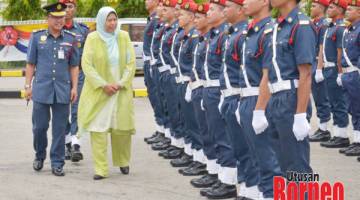 PERIKSA: Zuraida semasa memeriksa barisan kawalan kehormat di Pejabat JBPM Sabah semalam.