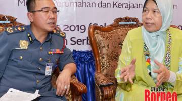 PERINCI: Zuraida (kanan) semasa menerangkan perihal PPR Kionsom kepada media.