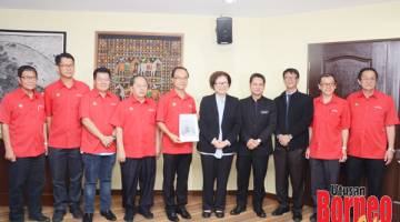 KENANGAN: Christina ( lima kanan) dan Michael (lima kiri) bersama delegasi KKCCCI lain merakamkan gambar kenangan.