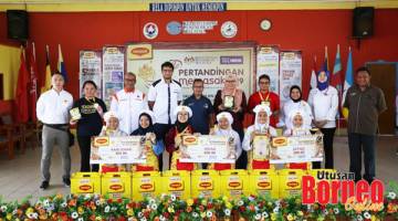 PEMENANG: Asbola (lima kiri) dan tetamu bersama pemenang Pertandingan Memasak Sekolah Menengah Peringkat Wilayah Persekutuan Labuan 2019.