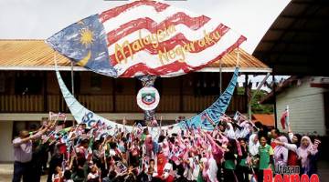 GAMBAR KENANGAN: Murid-murid SK Kuala Merotai bergambar kenangan bersama guru dan staf sokongan sekolah.