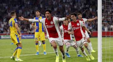 CERIA: Alvarez (depan) meraikan jaringannya ketika beraksi membantu Ajax menewaskan APOEL di Johan Cruijff Arena, Amsterdam, Belanda kelmarin. — Gambar AFP