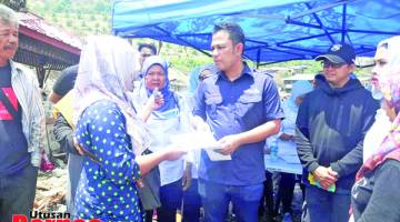 SUMBANGAN: Saripuddin menyampaikan sumbangan kepada mangsa kebakaran.