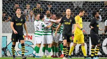 PENUH AKSI: Sebahagian daripada babak-babak aksi perlawanan ‘playoff’ pusingan kedua Liga Europa di antara AIK dan Celtic di Friends Arena di Stockholm, Sweden. — Gambar AFP