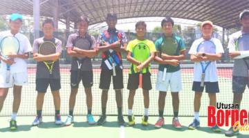 MENYERLAH..Antara pemain lelaki yang menyerlah pada Kejohanan Tenis Junior B14 ATF Sabah yang berlangsung di KSKK. (Dari kiri) Ruilin, Xianfeng, Gonjaga, Padmanathan, Zhahin,  Syed Uzair, Ethan, dan Mukherjee.
