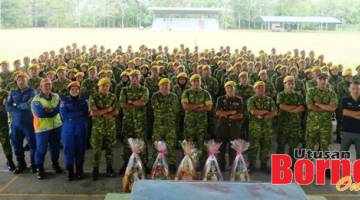 PESERTA: Henra bergambar kenangan bersama 200 peserta yang menyertai Liga Platun  Rela Peringkat Zon Pantai Barat Utara. 