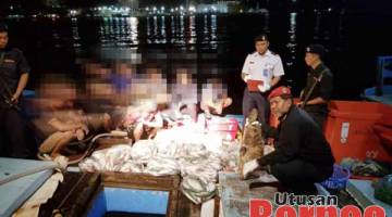 TUMPAS: Nelayan Vietnam yang ditahan bersama hasil tangkapan ikan selepas dipercayai melanggar syarat sah lesen berdekatan Pulau Mengalum.