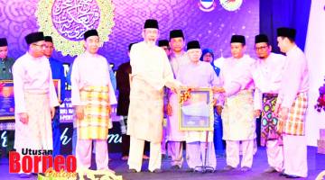 ANUGERAH: Muhammad Iyen (empat dari kanan) menerima Anugerah Tokoh Maal Hijrah yang disampaikan oleh Juhar.