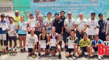 KENANGAN: Pemenang  Kejohanan Tenis 14 tahun ke bawah ATF Sabah bersama Johnson (berdiri 11 dari kiri), penganjur dan ibubapa pemain merakamkan gambar kenangan bersama selepas majlis penyampaian hadiah.