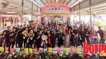 GAMBAR KENANGAN: Peserta Program Maybank Corporate Responsibility (CR) Day 2019, staf Maybank, guru-guru dan ibu bapa bergambar ceria seusai majlis penutupan.