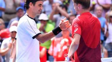 SEMANGAT KESUKANAN: Federer (kiri) berjabat tangan dengan Goffin selepas tamat perlawanan pusingan keempat Terbuka AS di Pusat Tenis Kebangsaan Billie Jean King di AS. — Gambar USA TODAY Sports