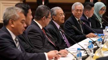 BERI PENDAPAT: Dr Mahathir (tengah) menghadiri dialog dengan ahli perniagaan dan pelabur Malaysia, melibatkan 28 syarikat Malaysia yang beroperasi di Kemboja, semalam. — Gambar Bernama