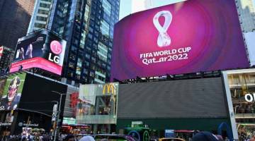 PELANCARAN RASMI: Logo rasmi Piala Dunia 2020 di Qatar dipaparkan di skrin gergasi di Time Square, New York kelmarin. — Gambar AFP 