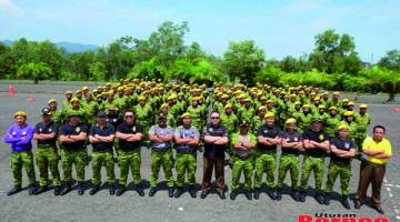 PESERTA: Pauzi (depan, enam dari kanan) bersama pegawai dan anggota RELA