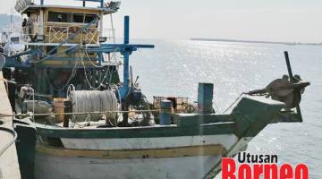 DIPERIKSA: Bot nelayan ditahan Maritim Malaysia.