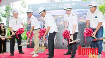 RASMI: Jaujan (tengah) bersama tetamu kehormat lain menyempurnakan acara gimik perasmian ketika dimajlis berkenaan.