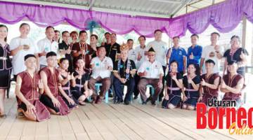 LBUM: Edwin (duduk, tengah) bergambar bersama sebahagian ahli dan komuniti masyarakat Dusun Tompizos selepas Pelancaran Suku Dusun Tompizos Sabah cawangan Kampung Wolit Tanah.