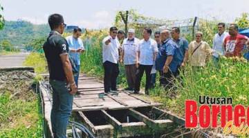 TINJAU: Liew bersama Timbalan Presiden MPS, Mohd Hamsan Haji Awang Supain serta pemimpin masyarakat meninjau tapak cadangan pembinaan paip air berkenaan.