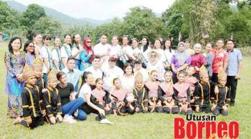 KENANGAN: Finalis Woman Of Malaysia Pageant 2019 bersama tetamu kehormat dan kumpulan penari tradisi SK Kionsom.