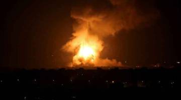 BEBOLA API: Api dan asap dilihat semasa serangan udara oleh Israel di tengah Semenanjung Gaza semalam. — Gambar Reuters