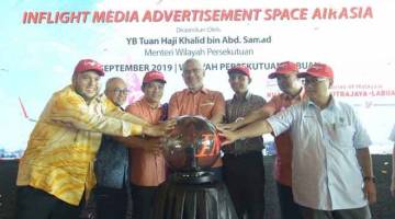 LANCAR: Khalid (empat kanan) bersama tetamu melancarkan Inflight Media Advertisement Space AirAsia di Lapangan Terbang Labuan, baru-baru ini. Turut kelihatan Amir (tiga kiri), Rozman (dua kiri) dan Aziz (tiga kanan).