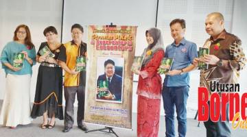 LANCAR: Ewon (tiga dari kanan) melancarkan buku fiksen berjudul 'Strange Magic and Supernatural Encounters' ditulis oleh wartawan Anna Vivienne (dua dari kiri), disaksikan Nelly (tiga dari kanan) Yong Ted Phen (dua dari kanan) dan Armizan Mohd Ali (kanan).