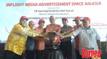 LANCARKAN: Khalid (empat kanan) bersama tetamu melancarkan Inflight Media Advertisement Space Air Asia di Lapangan Terbang Labuan, baru-baru ini. Turut kelihatan Amir (tiga kiri), Rozman (dua kiri) dan Aziz (tiga kanan).