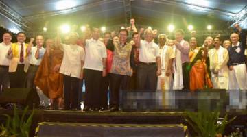 RAIKAN BERSAMA: Ketua Menteri Datuk Seri Mohd Shafie Apdal (tengah) bersama ketua-ketua komuniti agama dalam Sambutan Meraikan Perpaduan dalam Kepelbagaian di Padang Merdeka, Kota Kinabalu, malam kelmarin.